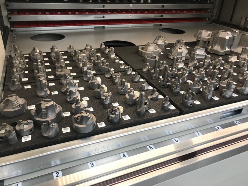 Cassetto-multifunzione-magazzino-LeanLift-con-inserti-portautensili